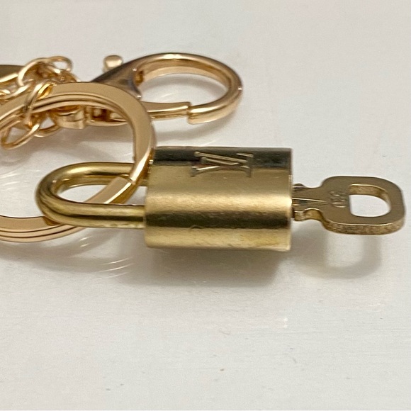 LOUIS VUITTON LOCK AND KEY ON KEYCHAIN #320-2 - Picture 7 of 10
